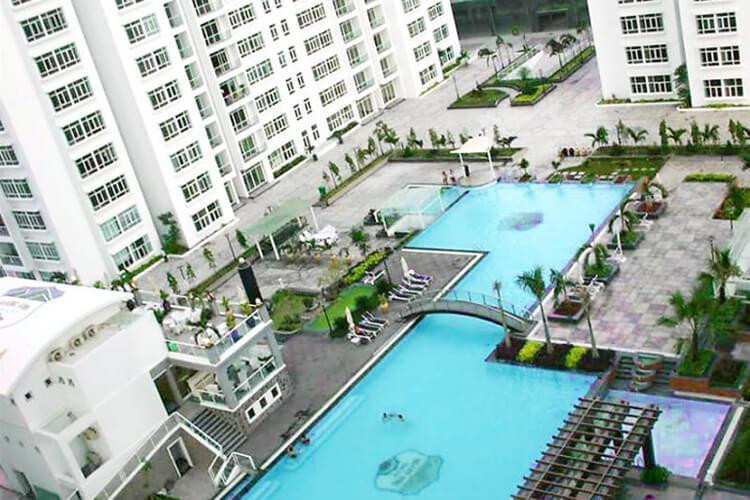 Hồ bơi xanh mát tại khu tiện ích nội khu của chung cư Giai Việt