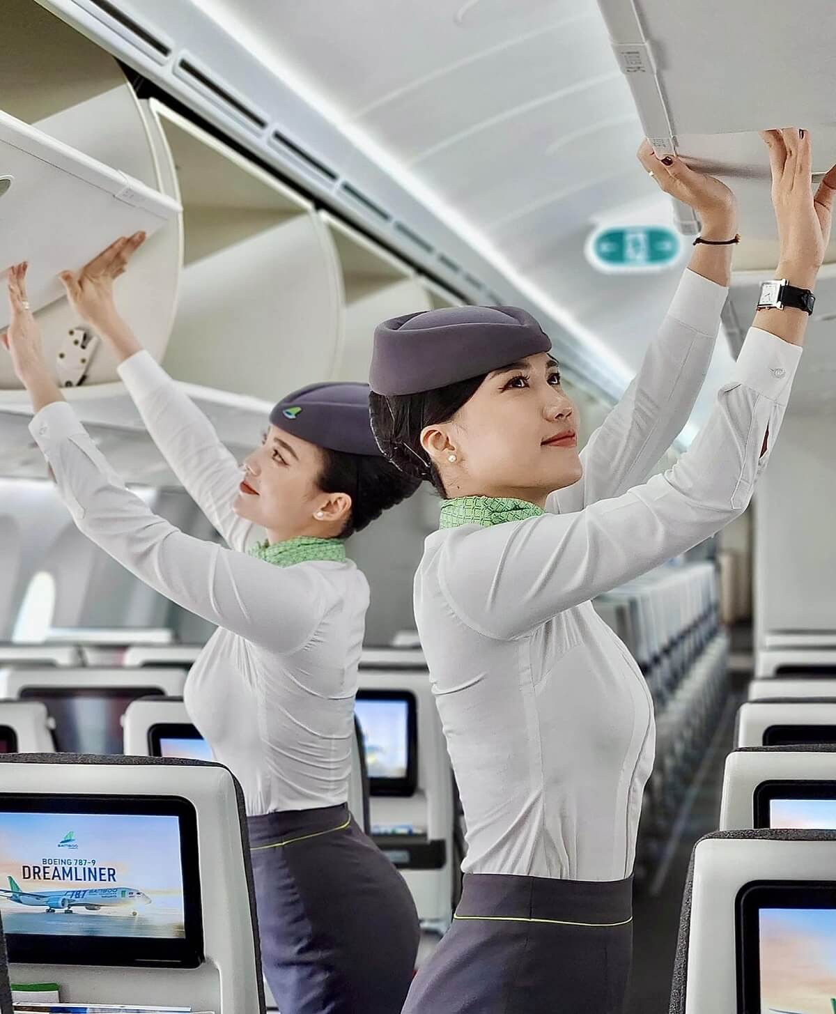 Màn hình máy tính hiển thị các ưu đãi vé máy bay, minh họa cách thức săn vé máy bay giá rẻ.