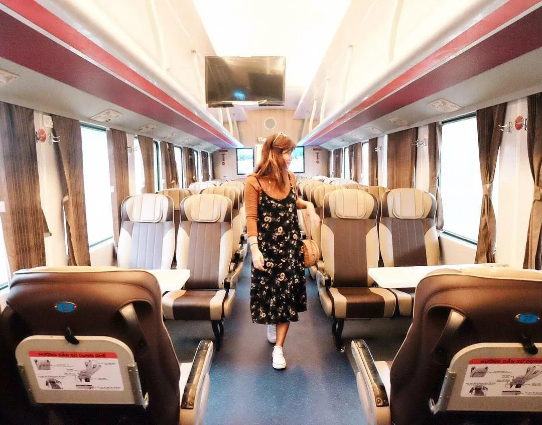 Tàu hỏa đang chạy trên đường ray, trải nghiệm độc đáo khi đi từ Hà Tĩnh đến Hà Nội