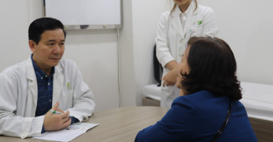 Bác sĩ Nguyễn Trọng Hưng thăm khám bệnh nhân đau đầu tại Phòng khám Meditec