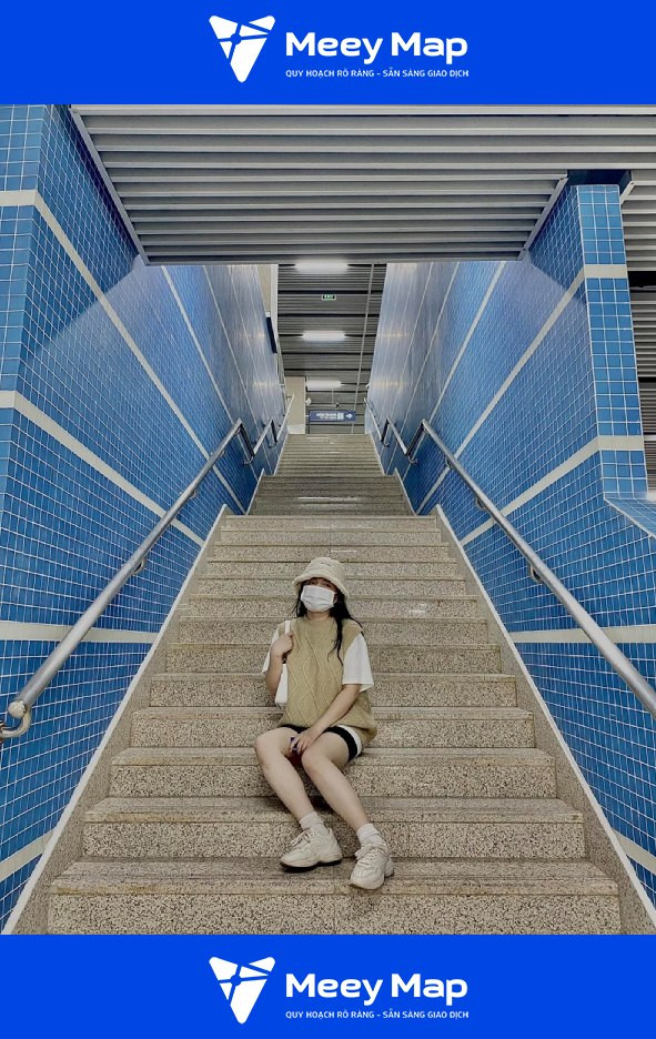 Khung cảnh cầu thang tại ga tàu Cát Linh Hà Đông