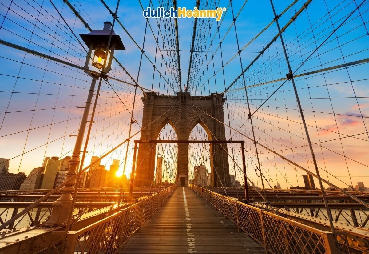 Bạn có thể vui vẻ check in tại cầu Brooklyn rực rỡ vào hoàng hôn