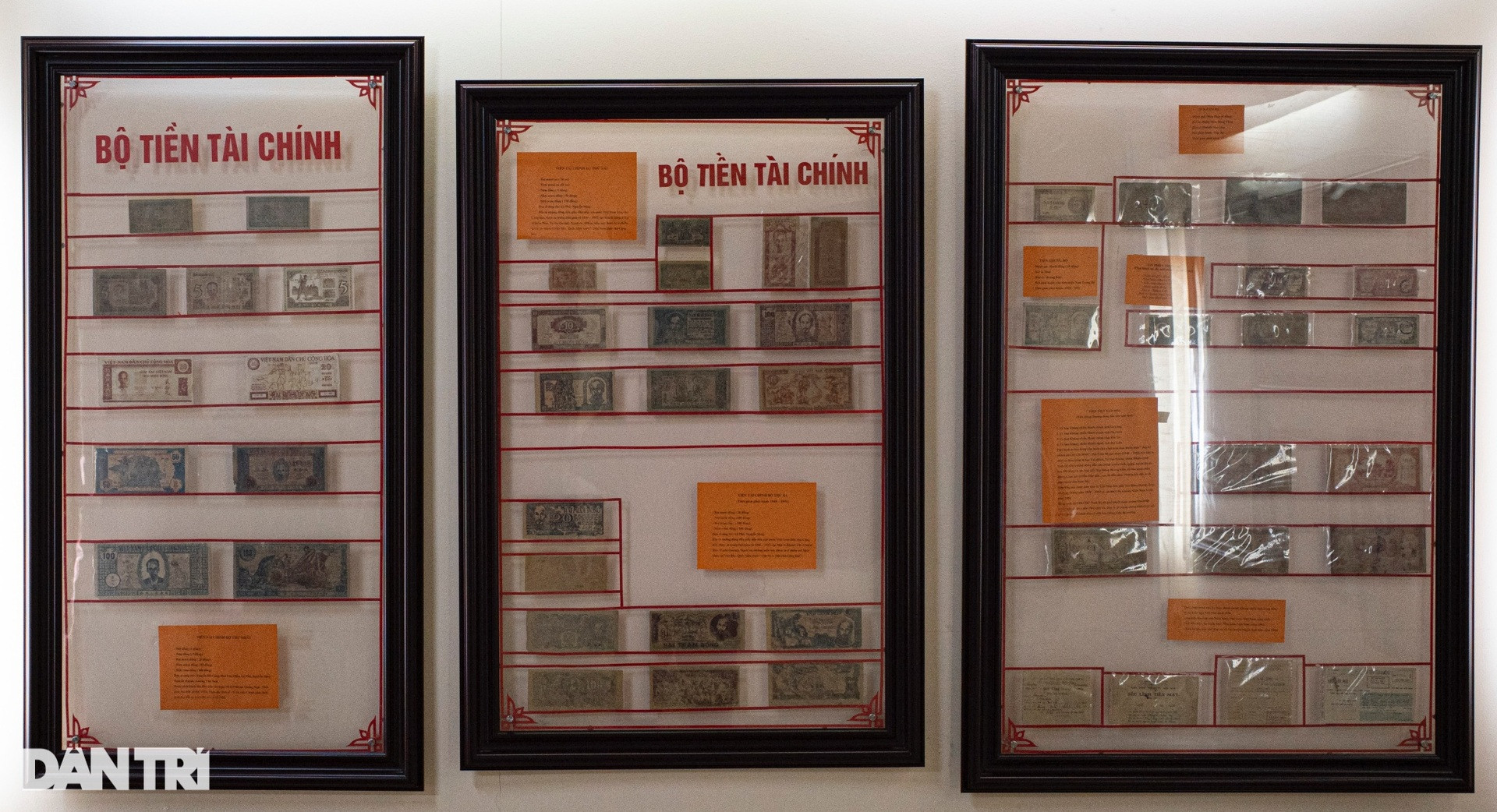 Bên trong khu vực trưng bày các hiện vật và tài liệu ngành tài chính tại khu di tích