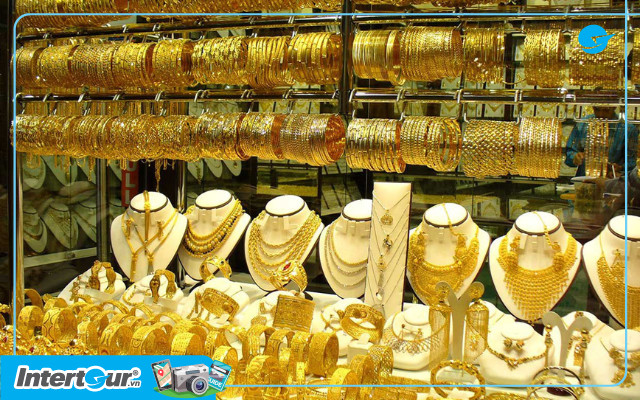 Cảnh giao dịch đổi tiền tại một tiệm vàng uy tín