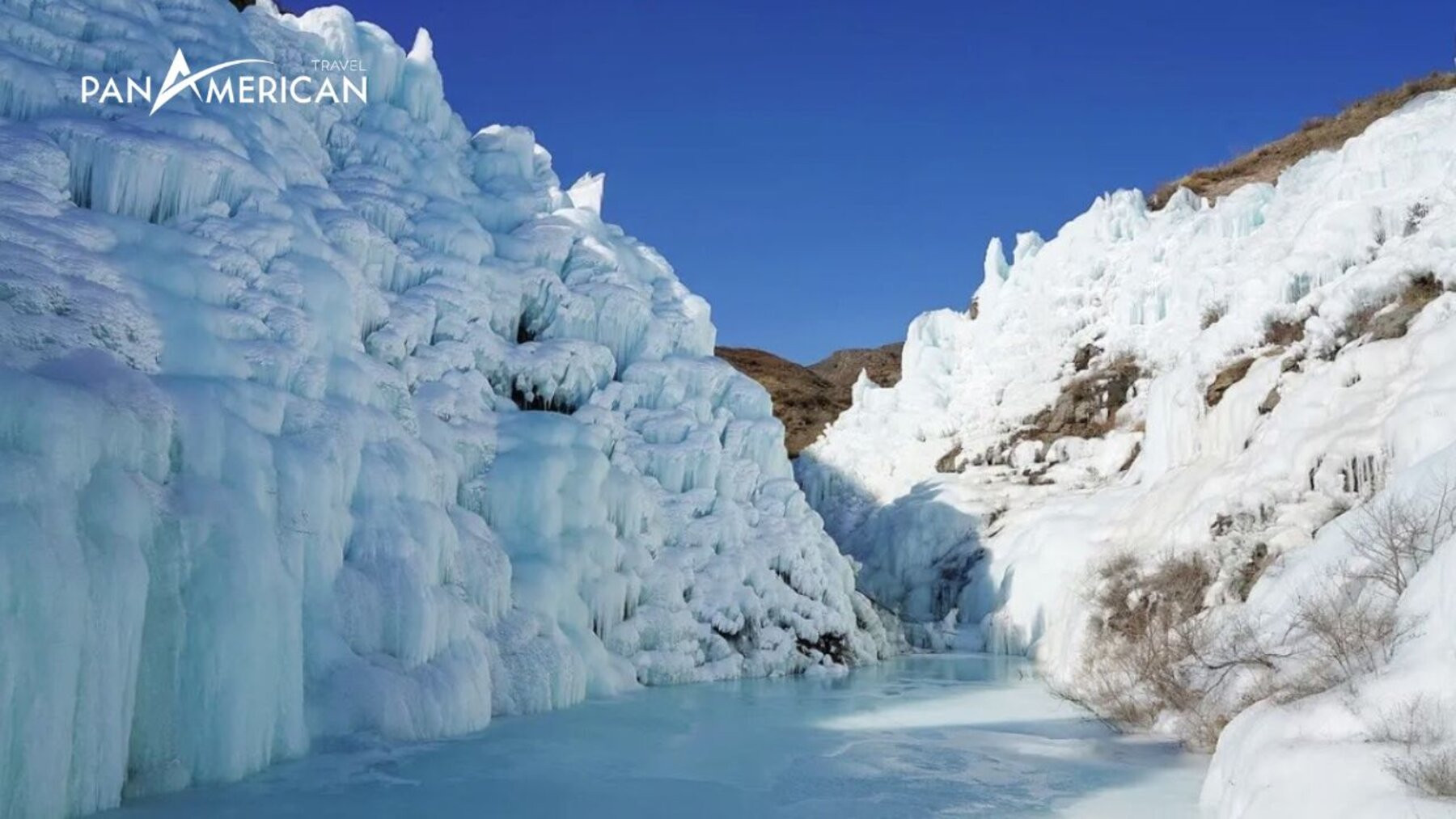 Cảnh quan rộng lớn của Sông băng Rongbuk gần đỉnh núi Everest