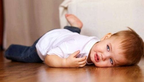 Dấu hiệu co giật sau va chạm đầu cần đưa trẻ đi cấp cứu ngay lập tức