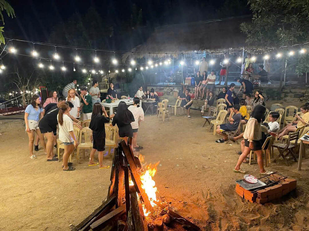 Du khách tổ chức tiệc nướng ngoài trời, tận hưởng không khí vui vẻ bên cạnh hồ nước yên ả