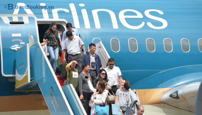 Hành khách lên máy bay chuẩn bị cho chuyến bay dài từ Hà Nội đi Đà Lạt