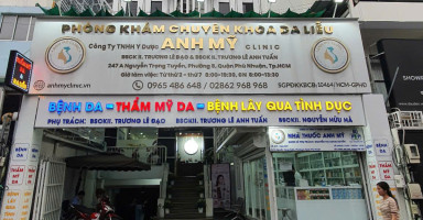 Hình ảnh các bác sĩ chuyên khoa da liễu đang thăm khám cho bệnh nhân một cách cẩn trọng