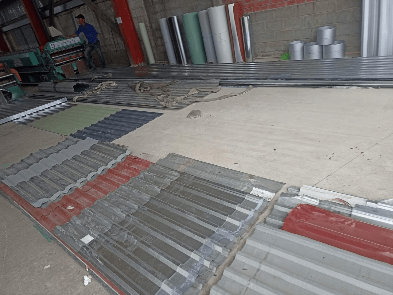 Hình ảnh các loại tôn cũ khác nhau được phân loại tại kho bãi