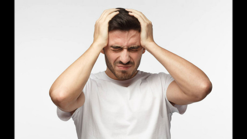 Hình ảnh mô tả người đang làm việc quá sức và mệt mỏi