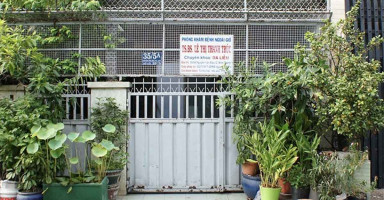 Hình ảnh một phòng khám da liễu hiện đại với các thiết bị y tế được sắp xếp gọn gàng