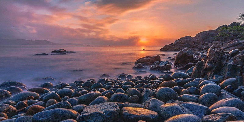 Khung cảnh Bãi Trứng thơ mộng gần khu vực lăng mộ