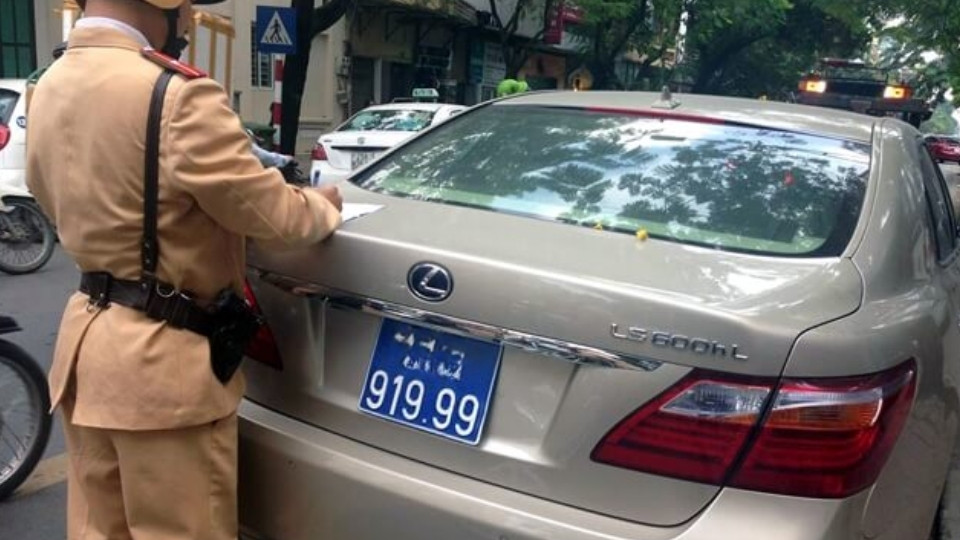 Minh họa về xe có biển số màu xanh lá cây và ý nghĩa trong hệ thống hành chính