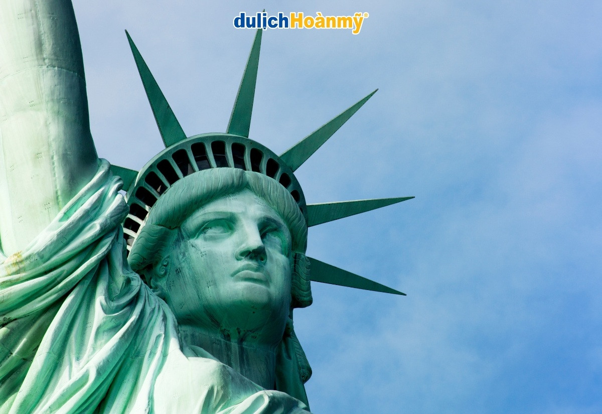 Mỗi tia sáng đại diện cho cho bảy lục địa và bảy đại dương trên thế giới