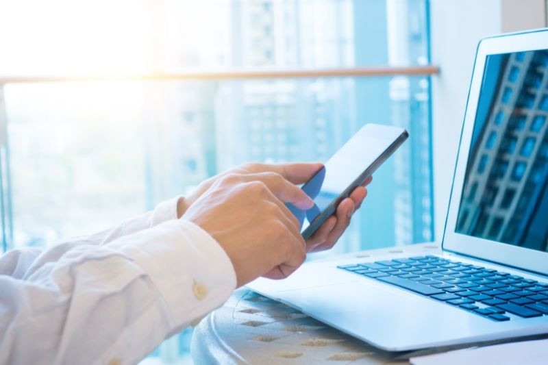 Người dùng nhận cuộc gọi từ số lạ và cân nhắc nghe máy