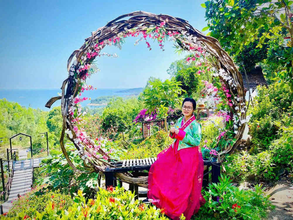 Nhiều du khách say mê chụp ảnh với phông nền là cảnh quan thiên nhiên hùng vĩ của khu vực