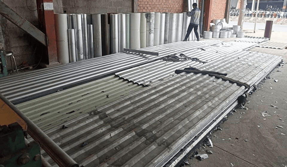 Tôn cũ số lượng lớn được tập kết tại bãi vật liệu xây dựng ở TP.HCM