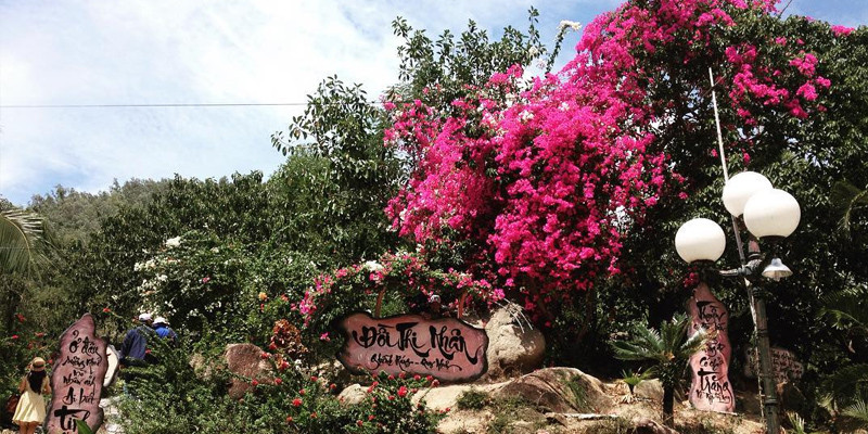 Tượng đài và kiến trúc đặc trưng tại khu vực mộ Hàn Mặc Tử