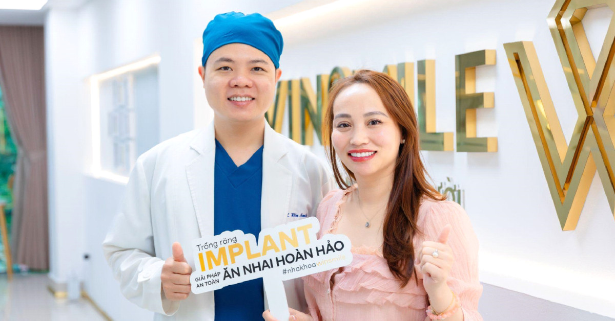 Bác sĩ Đinh Đình Đức đang tư vấn cho bệnh nhân về quy trình trồng răng implant