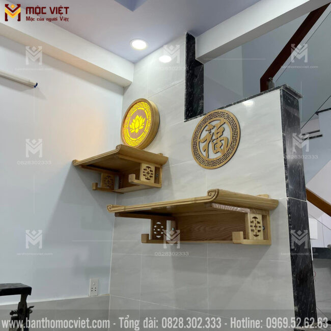 Bàn thờ treo tường chung cư hai tầng với tông màu nâu ấm, tối ưu không gian