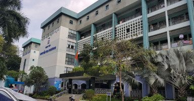 Cảnh quan bên ngoài Bệnh viện Nguyễn Tri Phương, một trong những bệnh viện công lập uy tín tại TPHCM.