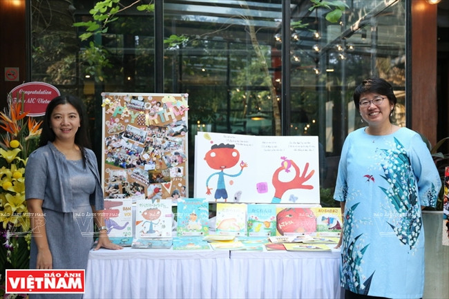 Chị Lê Thị Thu Hiền và chị Katsu Megumi, đồng sáng lập dự án Mọt sách Mogu, cùng nhau thực hiện dự án ý nghĩa.