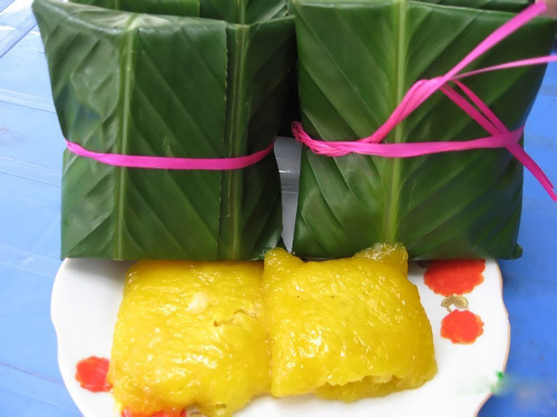Chiếc bánh phu thê truyền thống với màu vàng ươm, được buộc bằng lạt tre