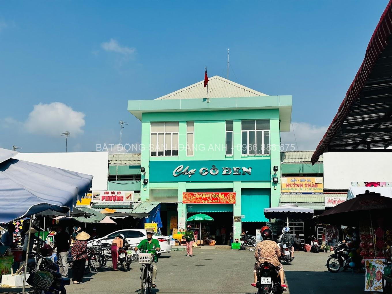 Chợ Gò Đen tấp nập tại Bến Lức, Long An, nơi cung cấp đa dạng sản phẩm.