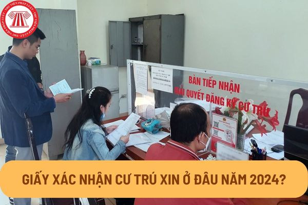 Công dân làm thủ tục tại cơ quan chức năng để xin giấy xác nhận thông tin cư trú