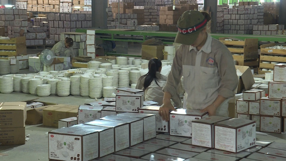Công nhân làm việc tại nhà máy sản xuất sứ Hảo Cảnh, khu công nghiệp Thái Bình
