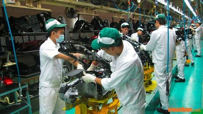 Công nhân sản xuất linh kiện điện tử tại nhà máy ở Khu công nghiệp Suối Tre