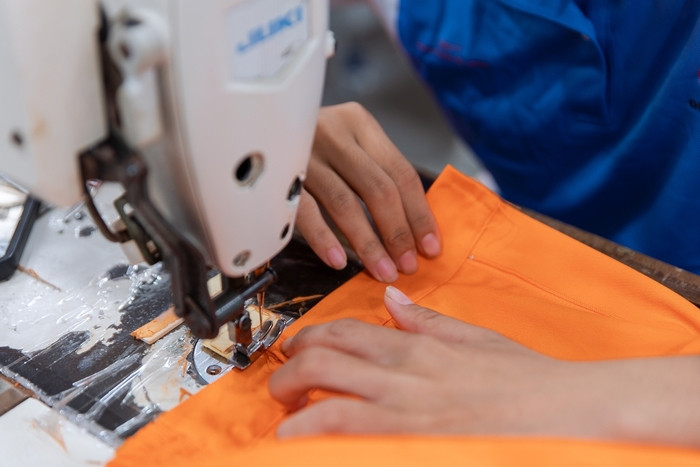 Công nhân tại nhà máy sản xuất trong khu công nghiệp Vùng I, phản ánh mức lương công nhân khu công nghiệp ổn định.