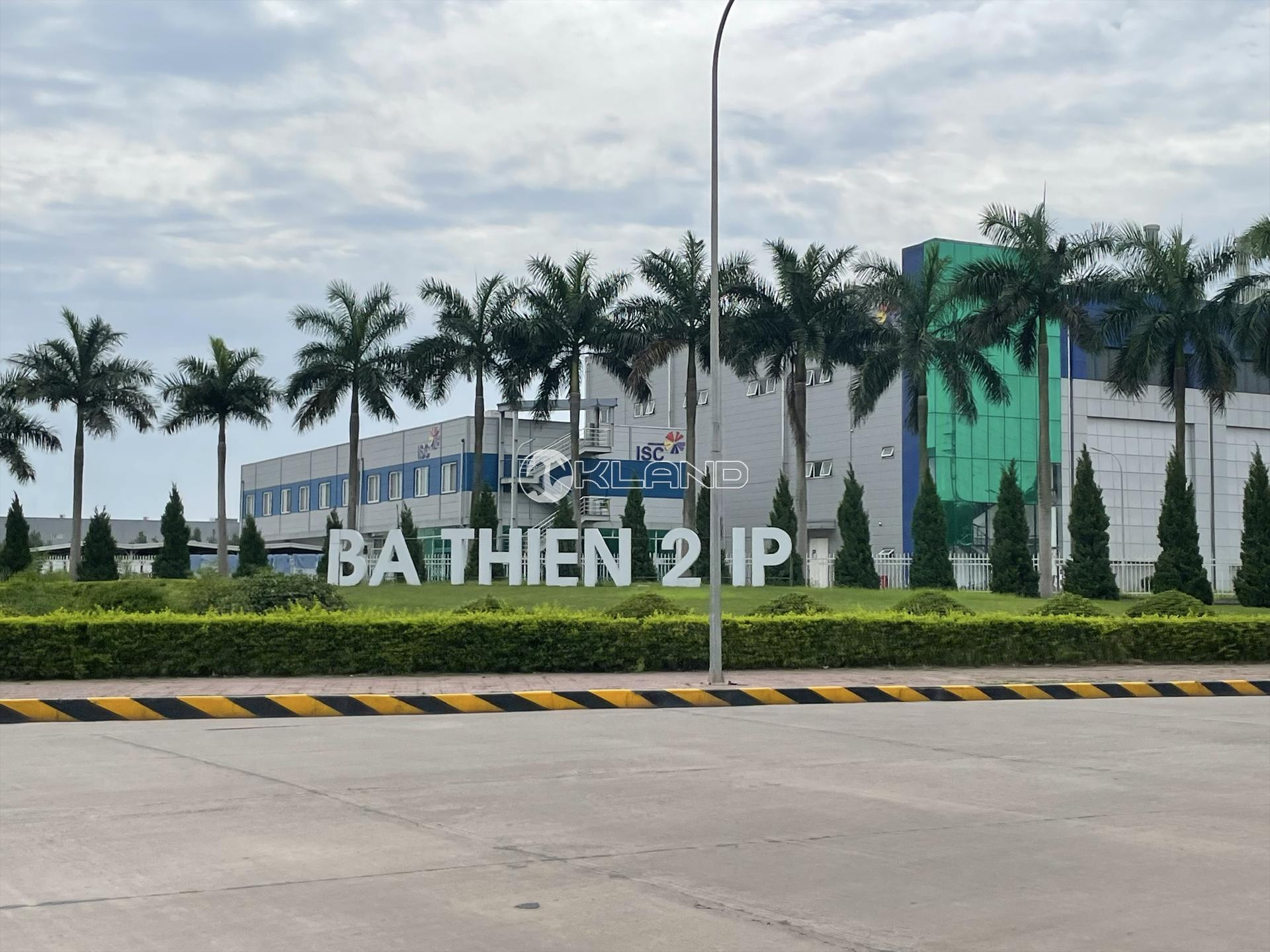 Cổng vào chính của khu công nghiệp Bá Thiện 2 hiện đại và quy mô lớn