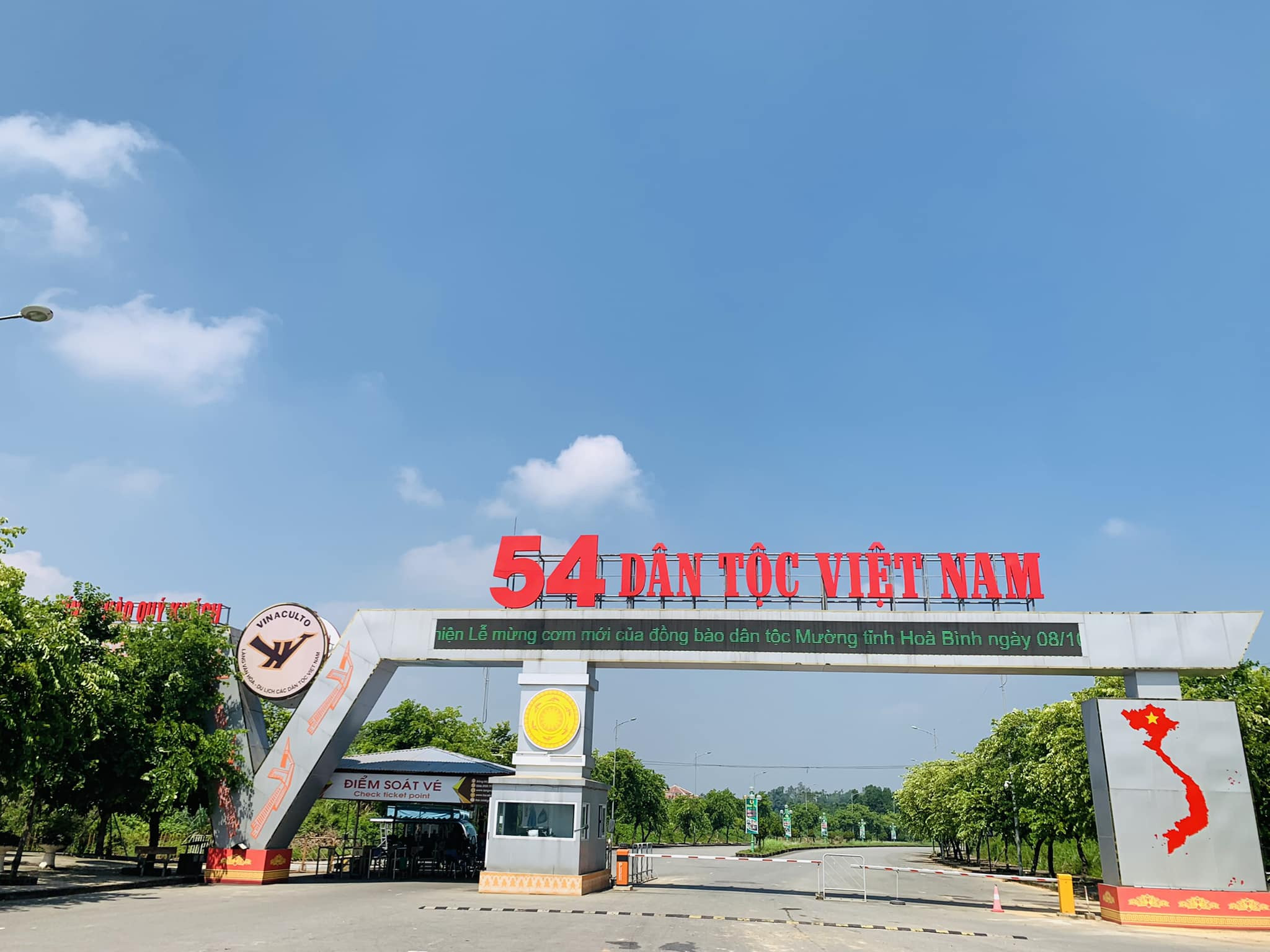 Cổng vào Làng Văn hóa 54 dân tộc, giới thiệu sự đa dạng văn hóa