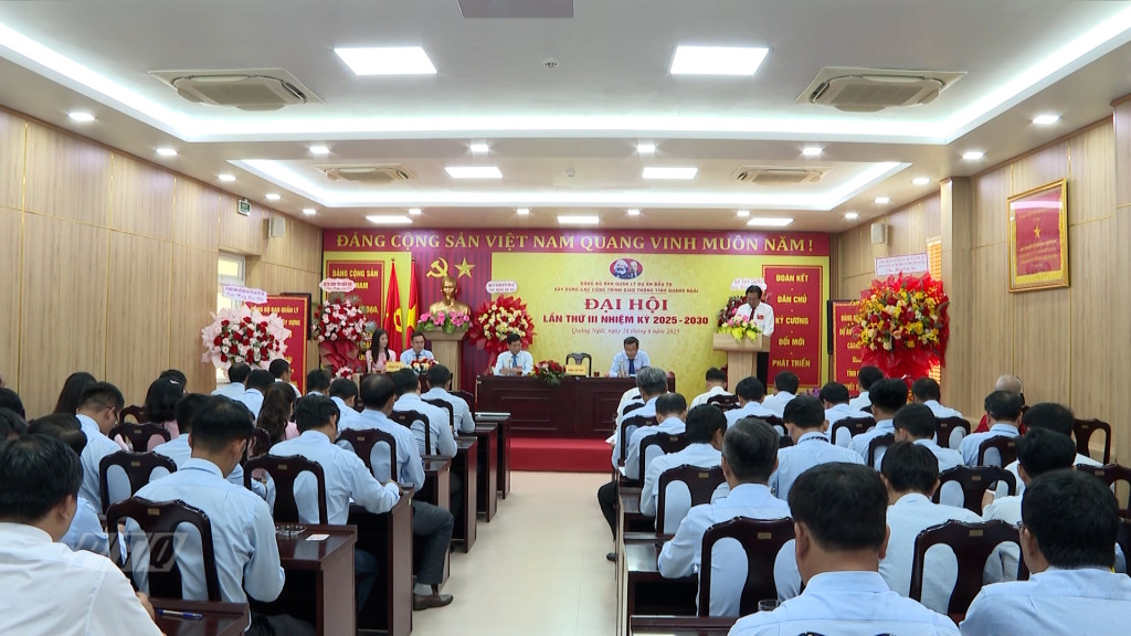 Đại biểu tham dự Đại hội Đảng bộ Ban Quản lý dự án đầu tư xây dựng các công trình giao thông tỉnh Quảng Ngãi, thảo luận về định hướng phát triển hạ tầng.