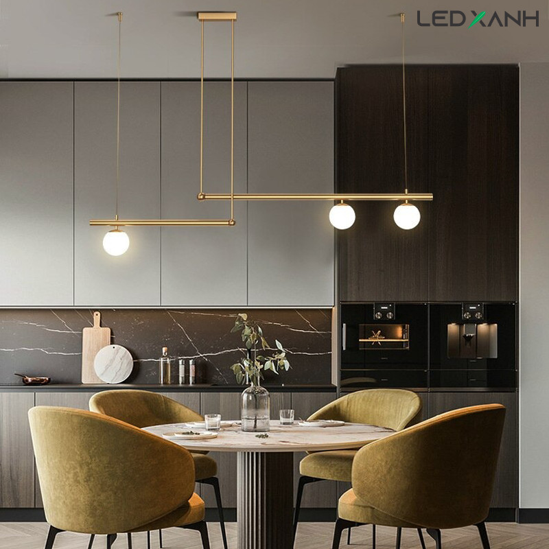 Đèn bàn ăn chung cư hiện đại với thiết kế 3 bóng thủy tinh mờ, màu đen tinh tế, mang lại vẻ đẹp trẻ trung và ánh sáng ấm cúng cho không gian.