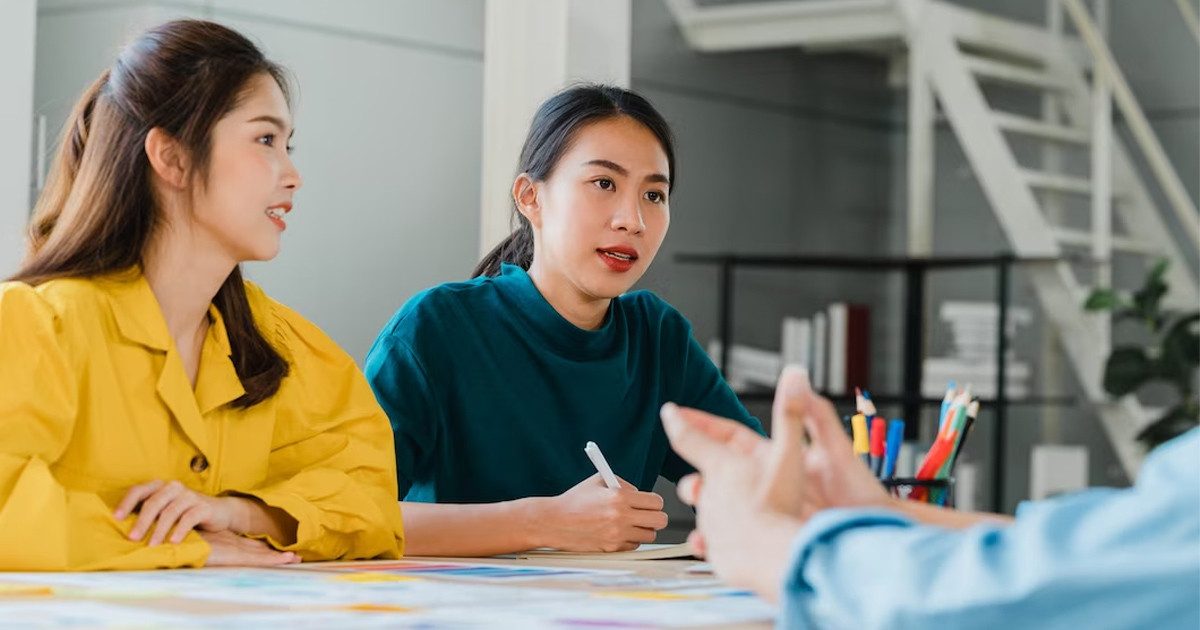 Đội ngũ đang thảo luận kế hoạch quản lý dự án, làm rõ mục tiêu và phân bổ nguồn lực hiệu quả