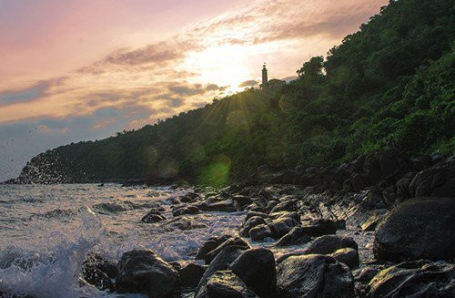 du khách tắm biển và ngắm hoàng hôn tại bãi biển đảo Vĩnh Thực