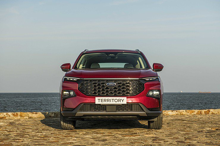 Ford Territory màu trắng sản xuất ở đâu đang đỗ trên đường