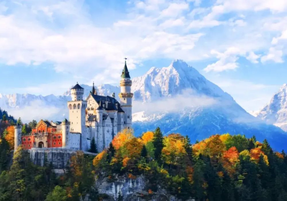 Ghé thăm lâu đài Neuschwanstein và dãy núi Alps phủ đầy tuyết trắng, một trải nghiệm khó quên khi du lịch tháng 12.