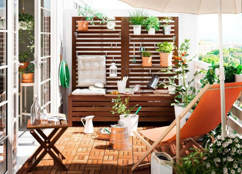 Góc thư giãn ban công chung cư với bàn trà nhỏ và tầm nhìn thành phố