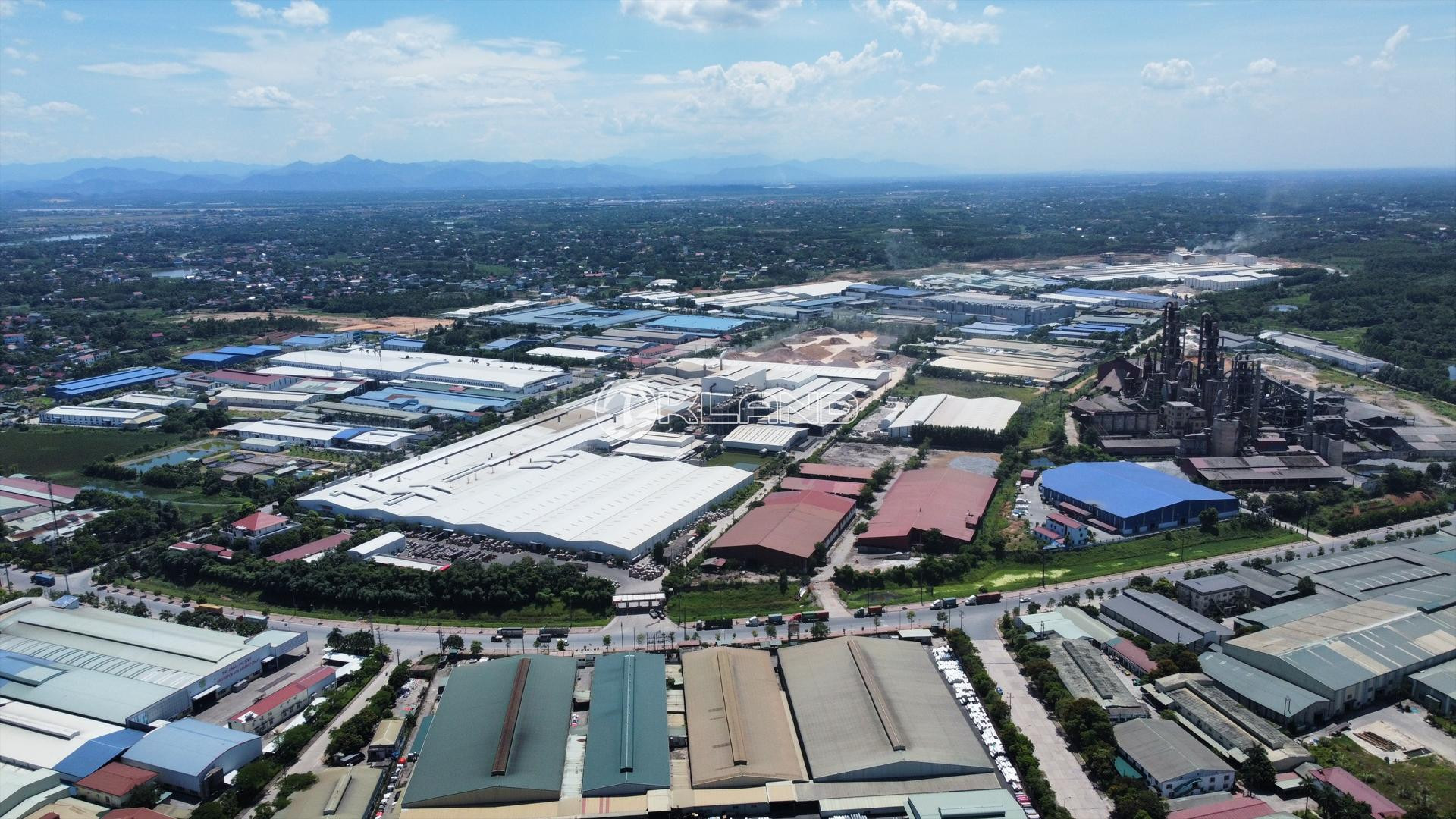 Hệ thống đường giao thông nội khu và cảnh quan xanh mát tại Khu công nghiệp Thụy Vân