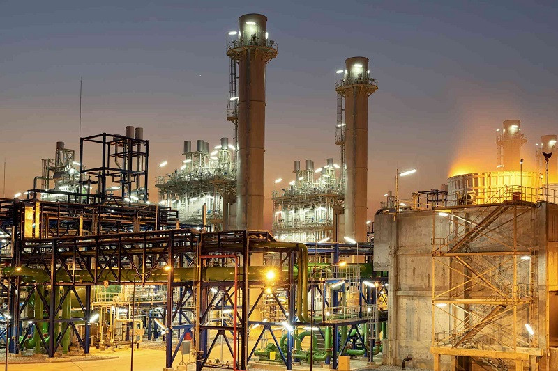 Hình ảnh một khu công nghiệp hiện đại với các nhà máy sản xuất và cơ sở hạ tầng