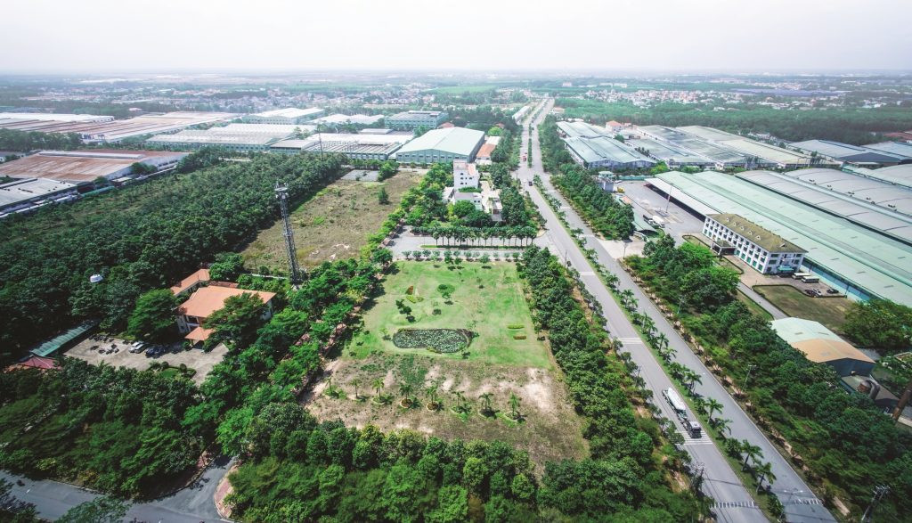 Hình ảnh toàn cảnh Khu công nghiệp Tam Phước từ trên cao với các nhà máy và tuyến đường chính hiện đại.