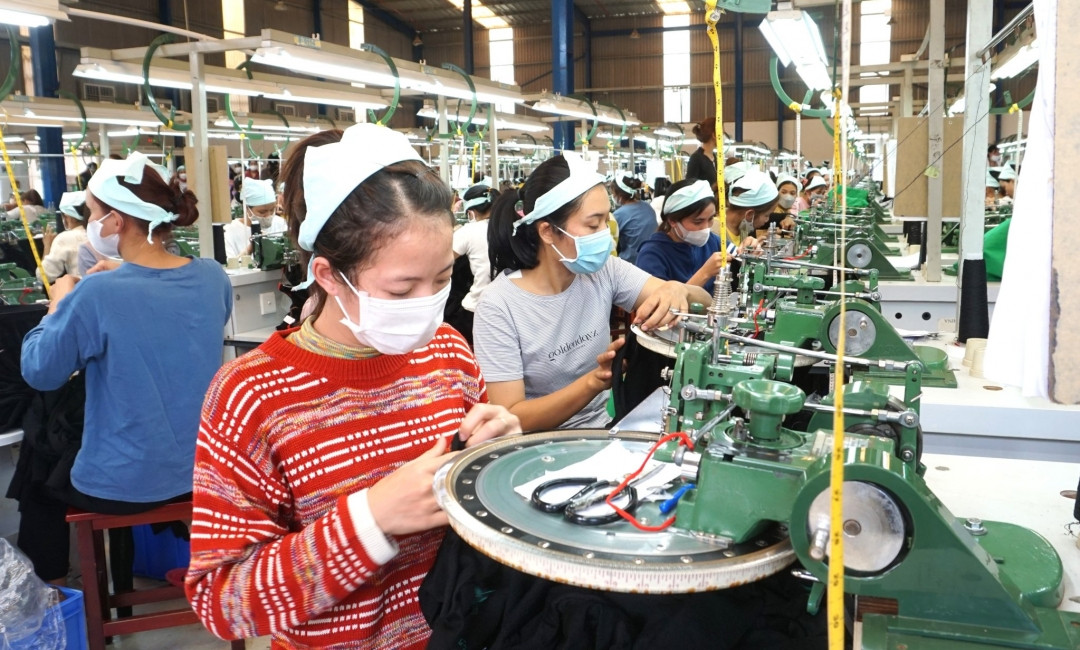 Hoạt động sản xuất tại Công ty TNHH May mặc Lực Thiêm trong khu công nghiệp Tân An 2, thể hiện một phần hoạt động của cụm công nghiệp.