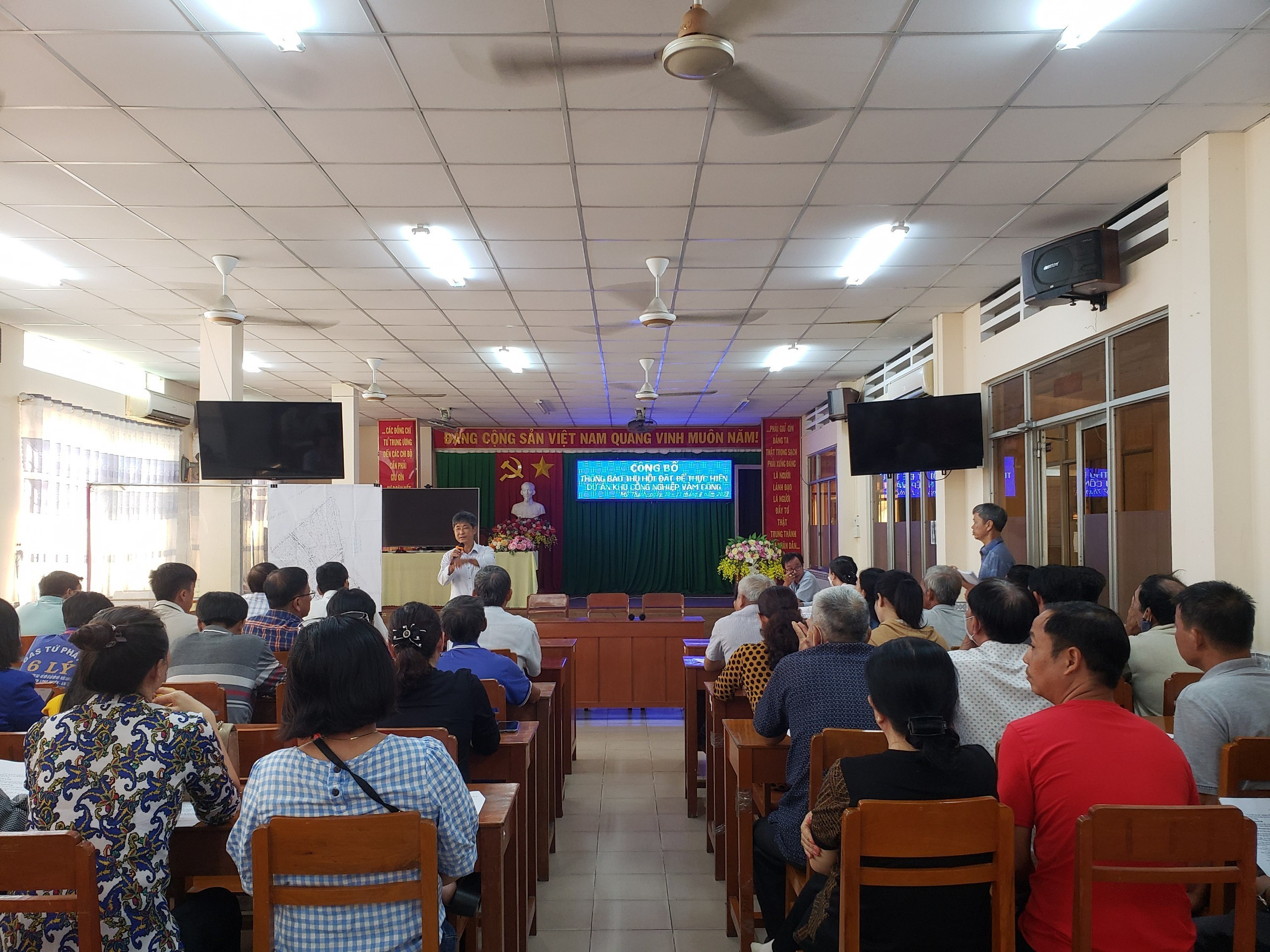 Họp dân thông báo quy trình bồi thường khu công nghiệp Vàm Cống