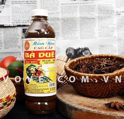 Hũ mắm nêm đặc trưng của Huế được chế biến thủ công