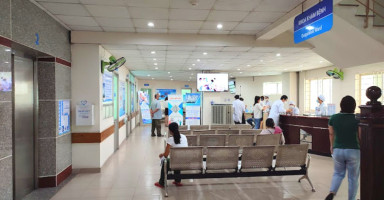 Khu vực đăng ký khám bệnh tại Bệnh viện Tâm Trí Sài Gòn, thể hiện không gian rộng rãi và hiện đại.