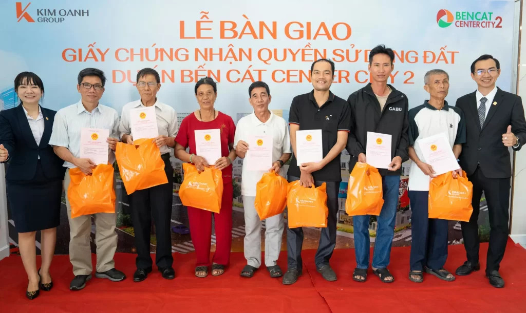 Kim Oanh Group bàn giao giấy chứng nhận quyền sử dụng đất cho khách hàng tại dự án Bến Cát Center City 2, khẳng định cam kết pháp lý